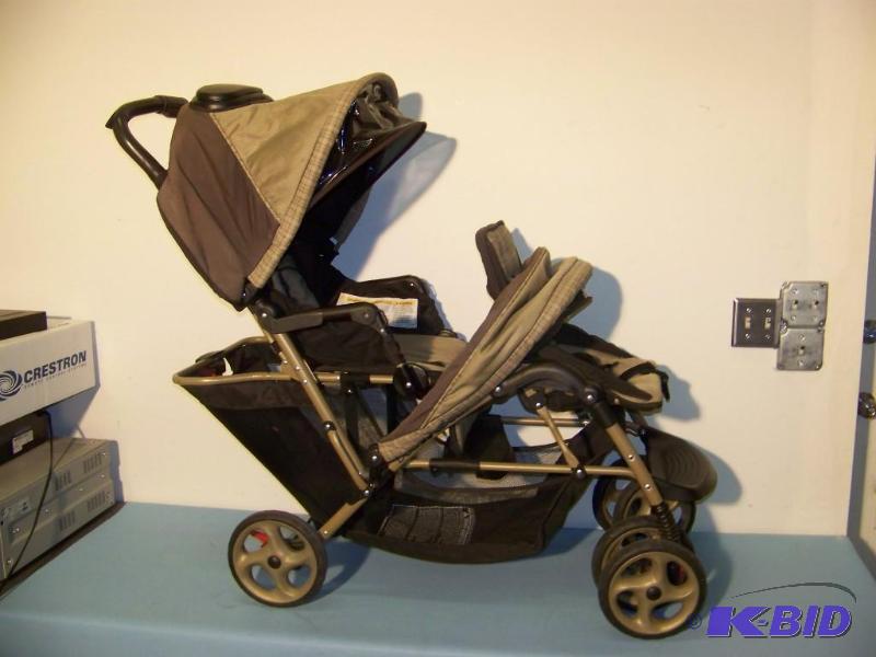 lot 3 image: Kids Double Stroller