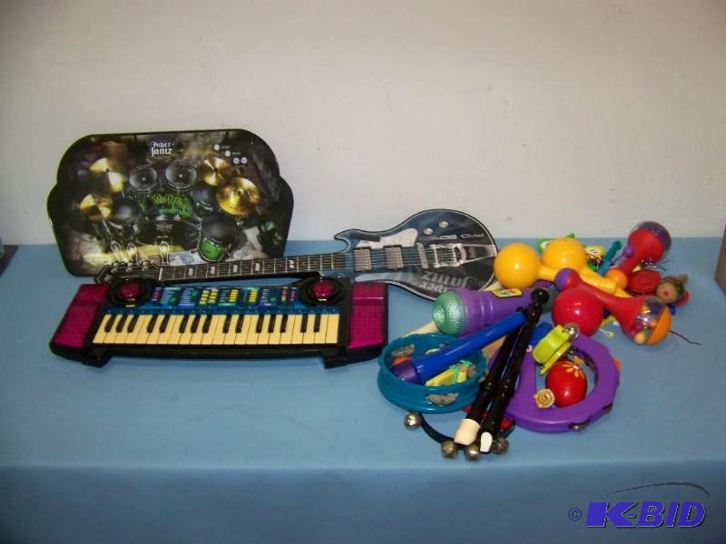 lot 31 image: Toy Instrument lot