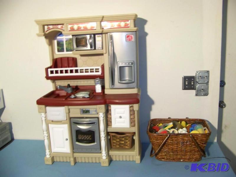 lot 38 image: Kids Kitchen Playset and FoodDish Accessories
