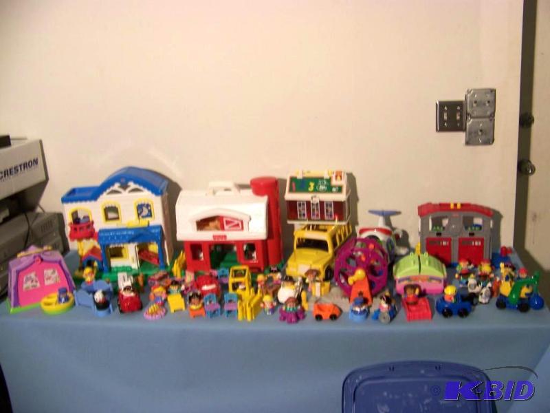 lot 39 image: Fisher Price, Little People Characters and Accessories