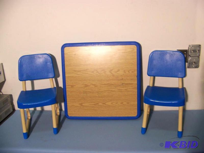lot 51 image: Kids Table and (2) Chairs