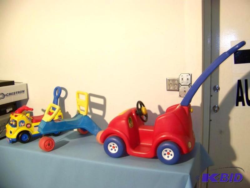 lot 56 image: (3) Little Kids Plastic Cars