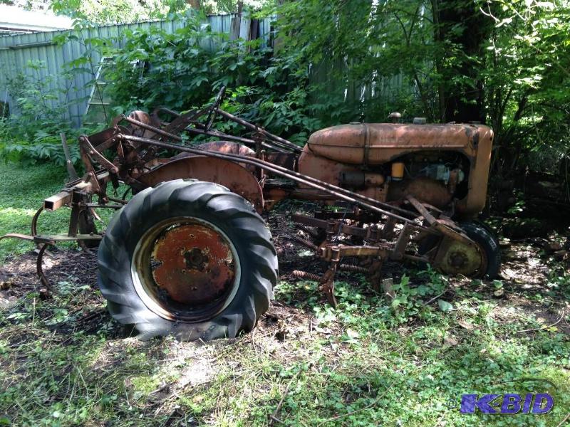 lot 11 image: Allis Chalmers Tractor