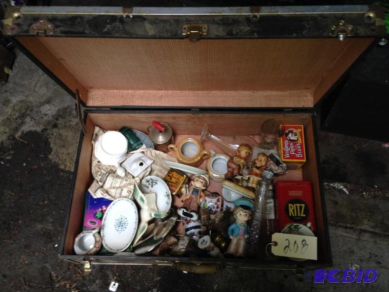 lot 208 image: TRUNK FULL OF OLD ITEMS