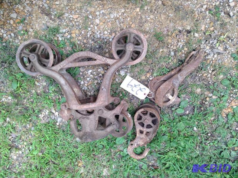 lot 229 image: PULLEYS AND ROLLER