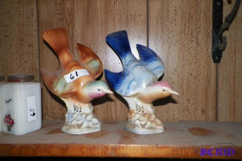 lot 61 image: 2 BIRD FIGURES  BLUE ONE IS REPAIRED