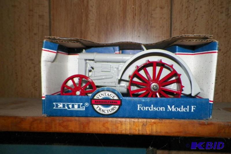 lot 65 image: ERTL FORDSON MODEL F