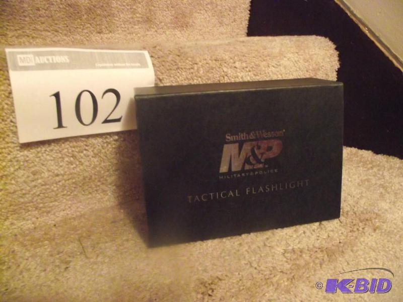 lot 102 image: Smith & Wesson M&ampP Tactical Flashligh...
