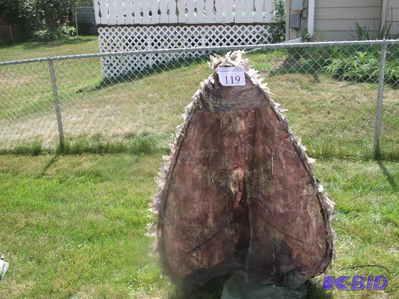 lot 119 image: Summit Predator v-shaped one person blind wit...