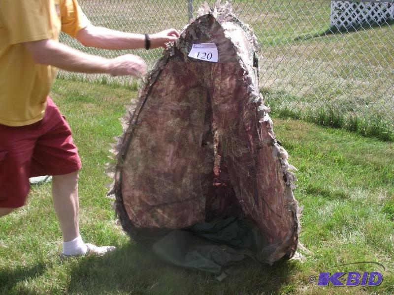 lot 120 image: Summit Predator v-shaped one person blind wit...