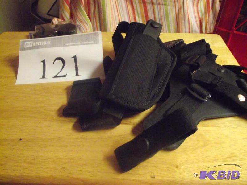 lot 121 image: Uncle Mikes Sidekick shoulder holster size 5...