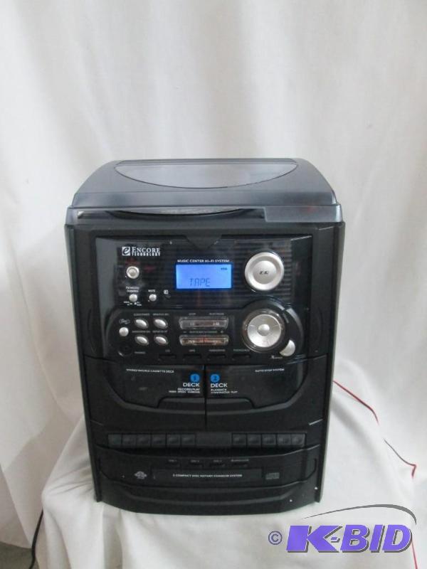 lot 10 image: Encore Technology 3-CD Turntable w Headphones