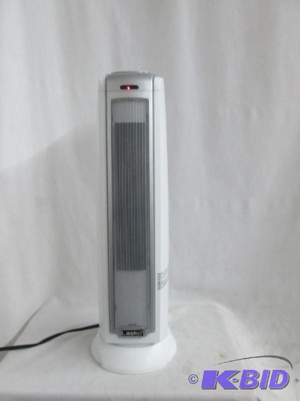 lot 24 image: Lasko Oscillating Ceramic Tower Heater