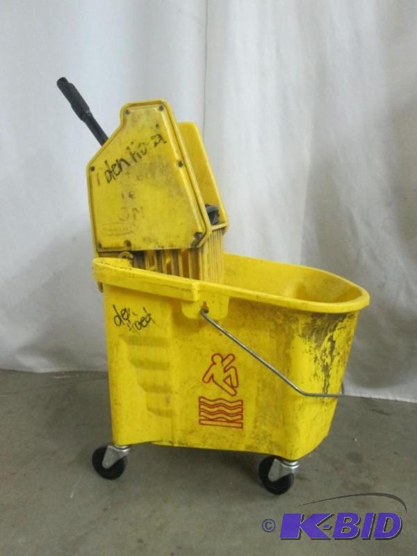 lot 33 image: Rubbermaid Mop Bucket w Wringer