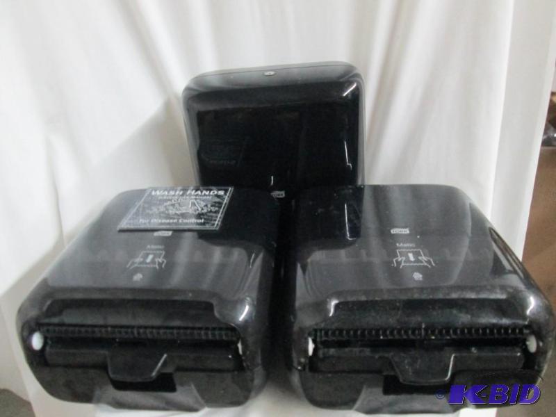 lot 37 image: 3 - Tork Pull-Matic Paper Towel Dispensers - Black