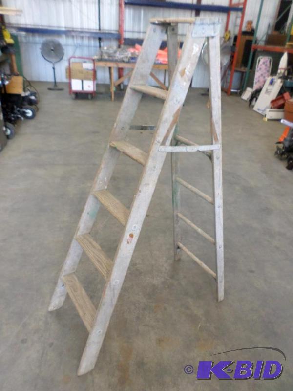 lot 36 image: 6ft Wooden Step Ladder...