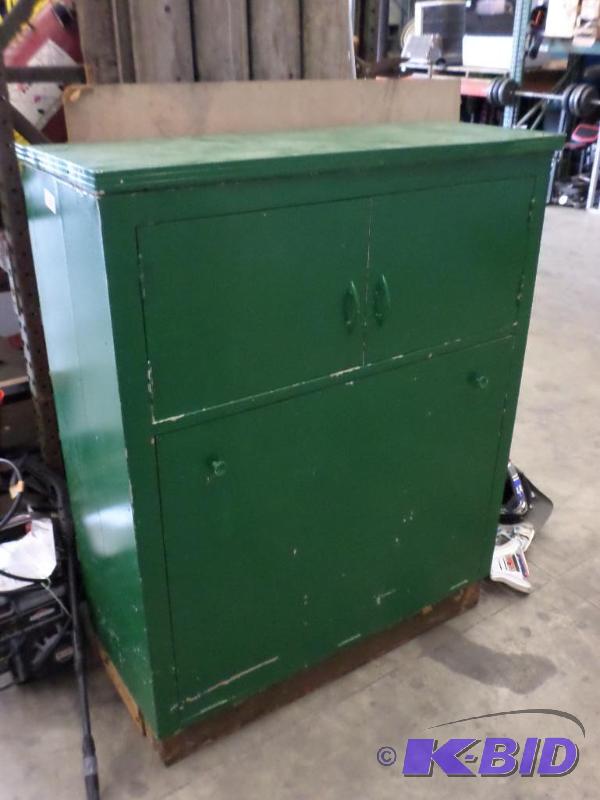 lot 45 image: Vintage 16&quotx48&quotx60" Wooden Cab...