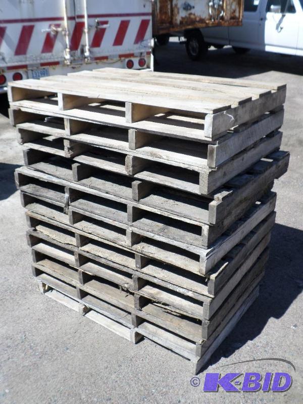 lot 5 image: (12) 32&quotx48" Wood Pallets...