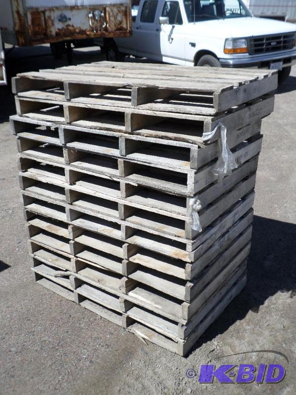 lot 6 image: (11) 32&quotx48" Wood Pallets...