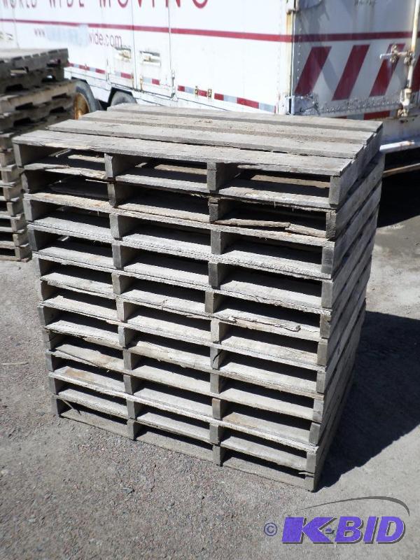 lot 7 image: (11) 32&quotx48" Wood Pallets...