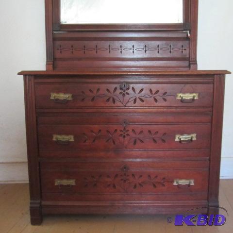 lot 1 image: Antique Dresser