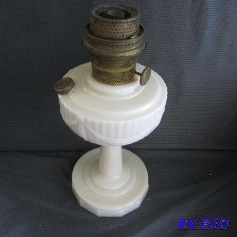 lot 109 image: Aladdin Kero Lamp