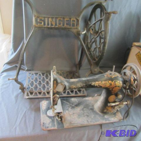 lot 140 image: Treadle Sew Machine