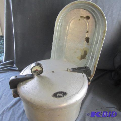 lot 171 image: Pressure Cooker, Planter