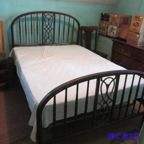 lot 182 image: Metal Frame Bed