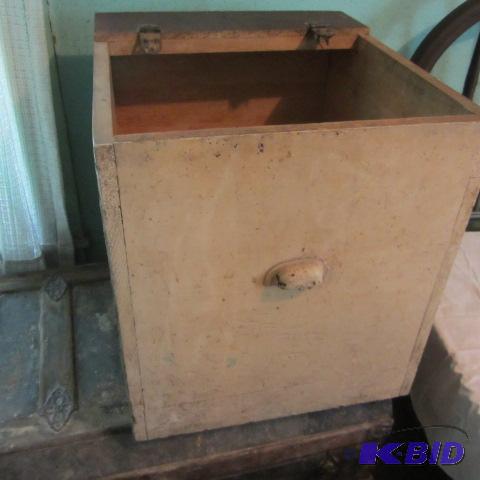 lot 188 image: Wooden Bin