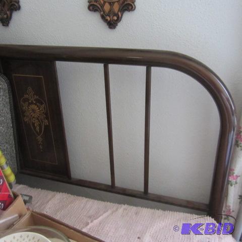lot 190 image: Metal Tube Bed