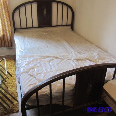 lot 191 image: Metal Tube Bed