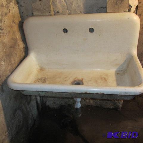 lot 230 image: Porcelain Farm Sink