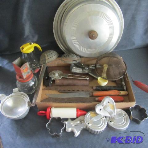 lot 24 image: Cookie Cutters, Kitchen