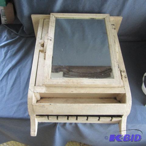 lot 52 image: Vintage Medicine Cabinet