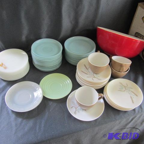 lot 69 image: Pyrex, Fire King