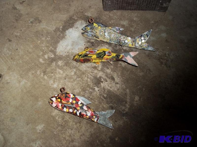 lot 100 image: 3 fishing decoys...