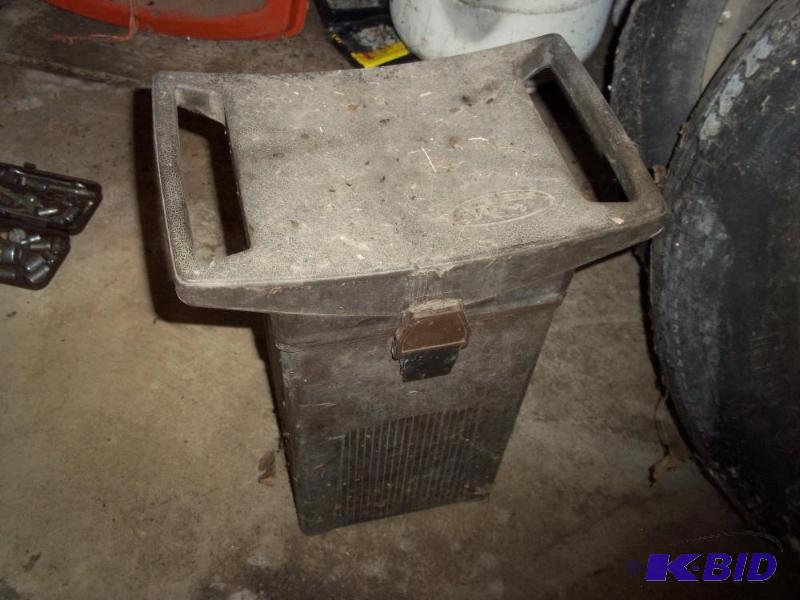 lot 101 image: HuntingFishing chair with storage compartmen...