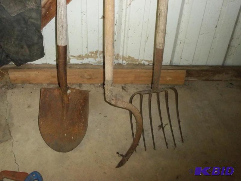 lot 108 image: Long handled Si, Pitch fork and Spade...