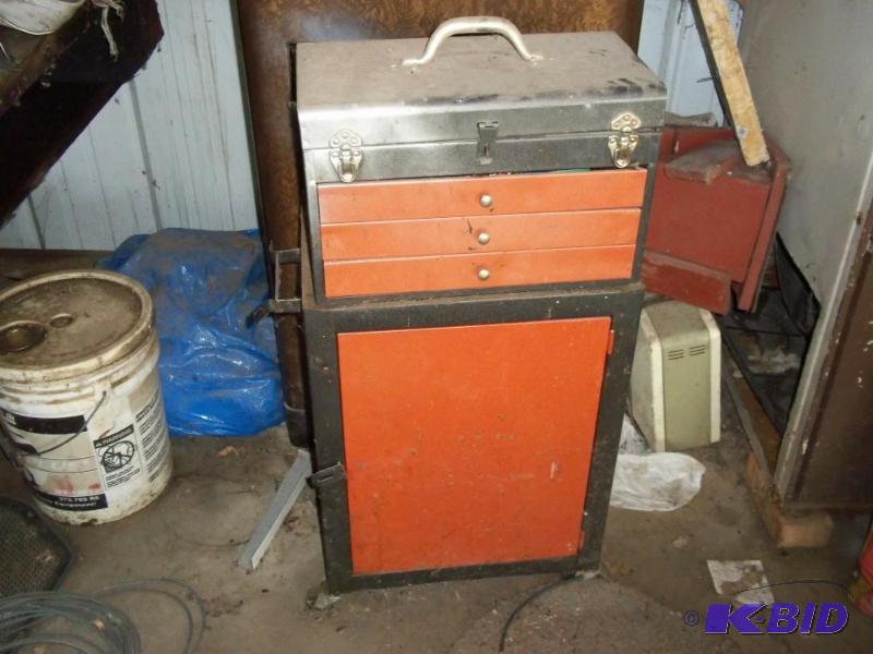 lot 114 image: Red and black metal tool box on wheels   Incl...