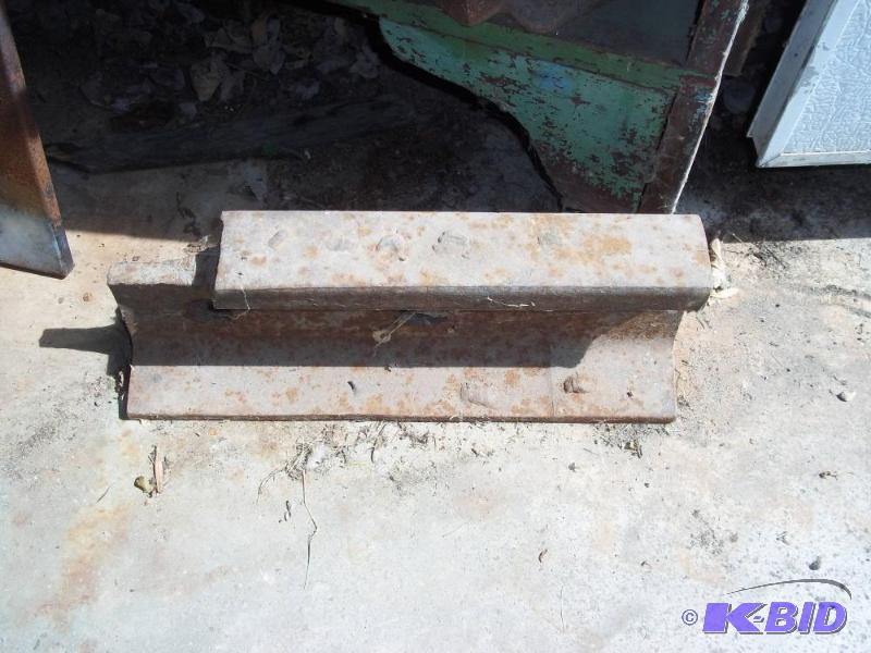 lot 122 image: Railroad tie anvil...