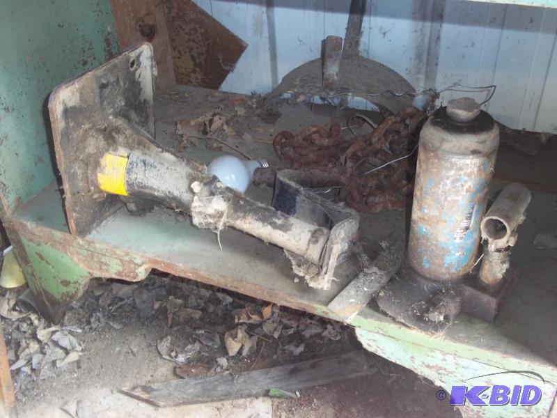 lot 123 image: 2 car jacks...