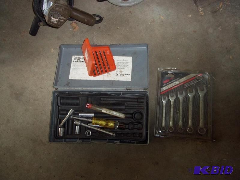 lot 134 image: Wrench set   Misc tools in tool box ...