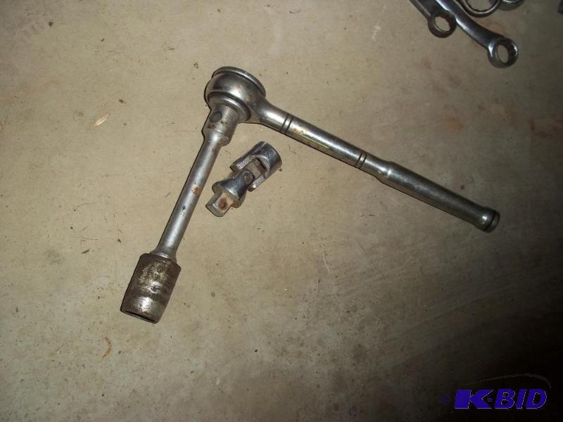 lot 157 image: Socket ratchet with swivel...