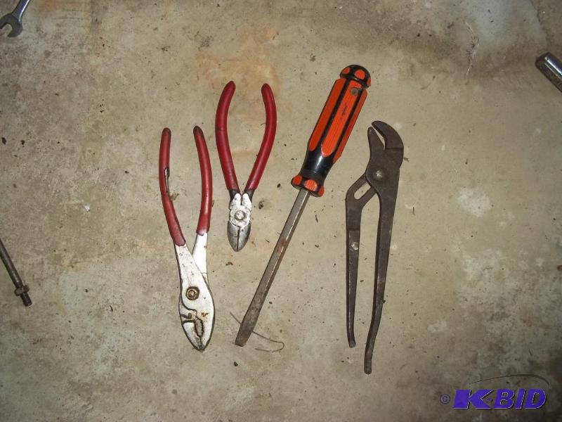 lot 160 image: Lot of 3 pliers and a flat head screw driver...