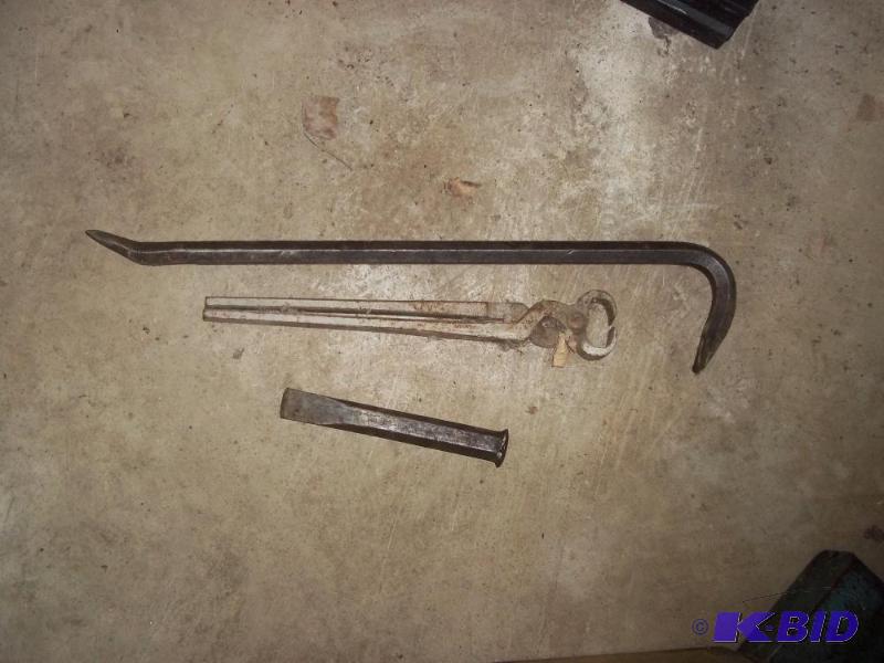 lot 163 image: Crow bar   nippers  chisel ...