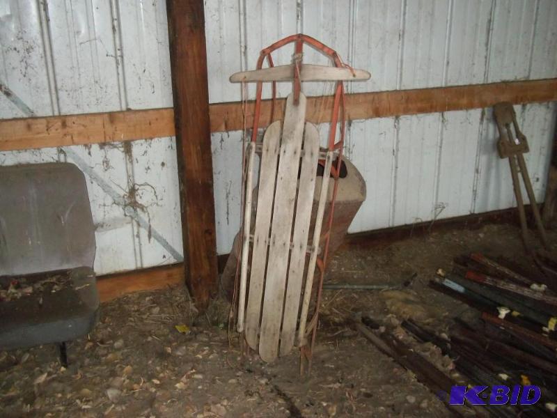 lot 18 image: Kids vintage metal runner wooden sled...