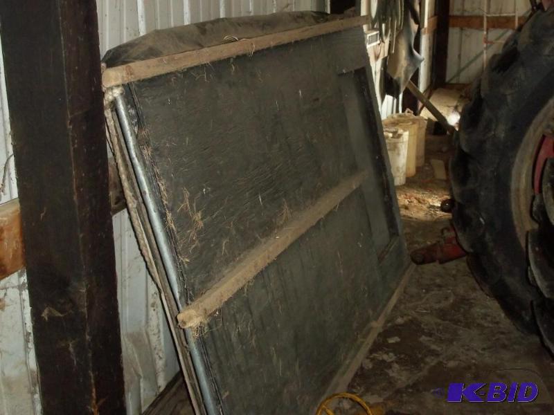 lot 19 image: Portable fish house...