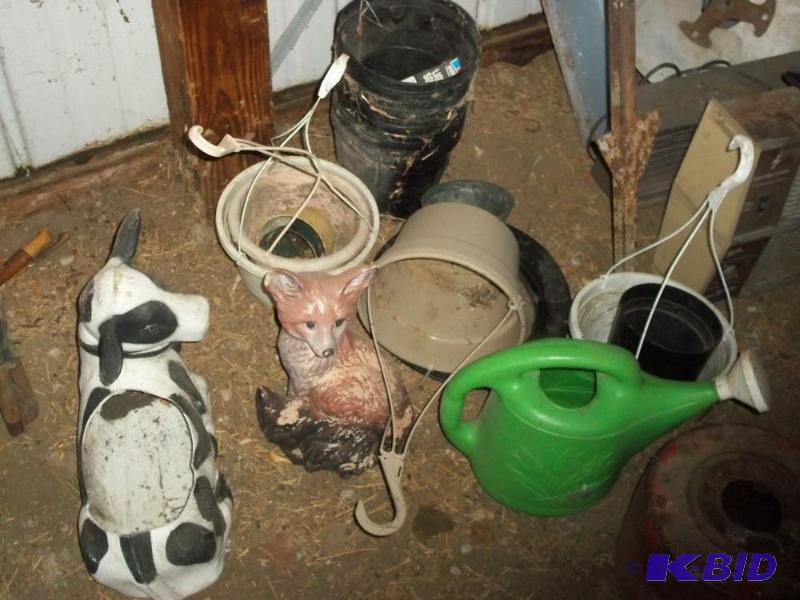 lot 25 image: Misc Garden decor   4 hanging baskets  plasti...