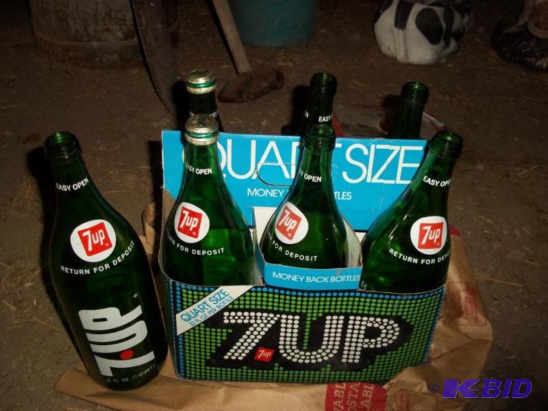 lot 31 image: Vintage quart size 7-up glass bottles with ca...